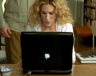 Sarah Jessica Parker uses a Macintosh laptop in the show Sex in the City with the Apple logo upside down.